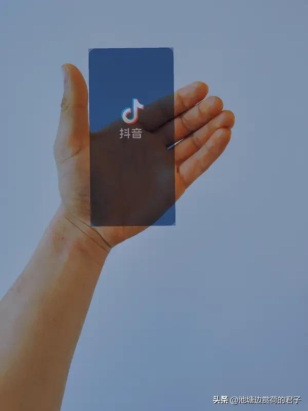 抖音还能火几年？这还真不好说。
从行业发展看，曾经小咖秀、秒拍等红极一时，如今却