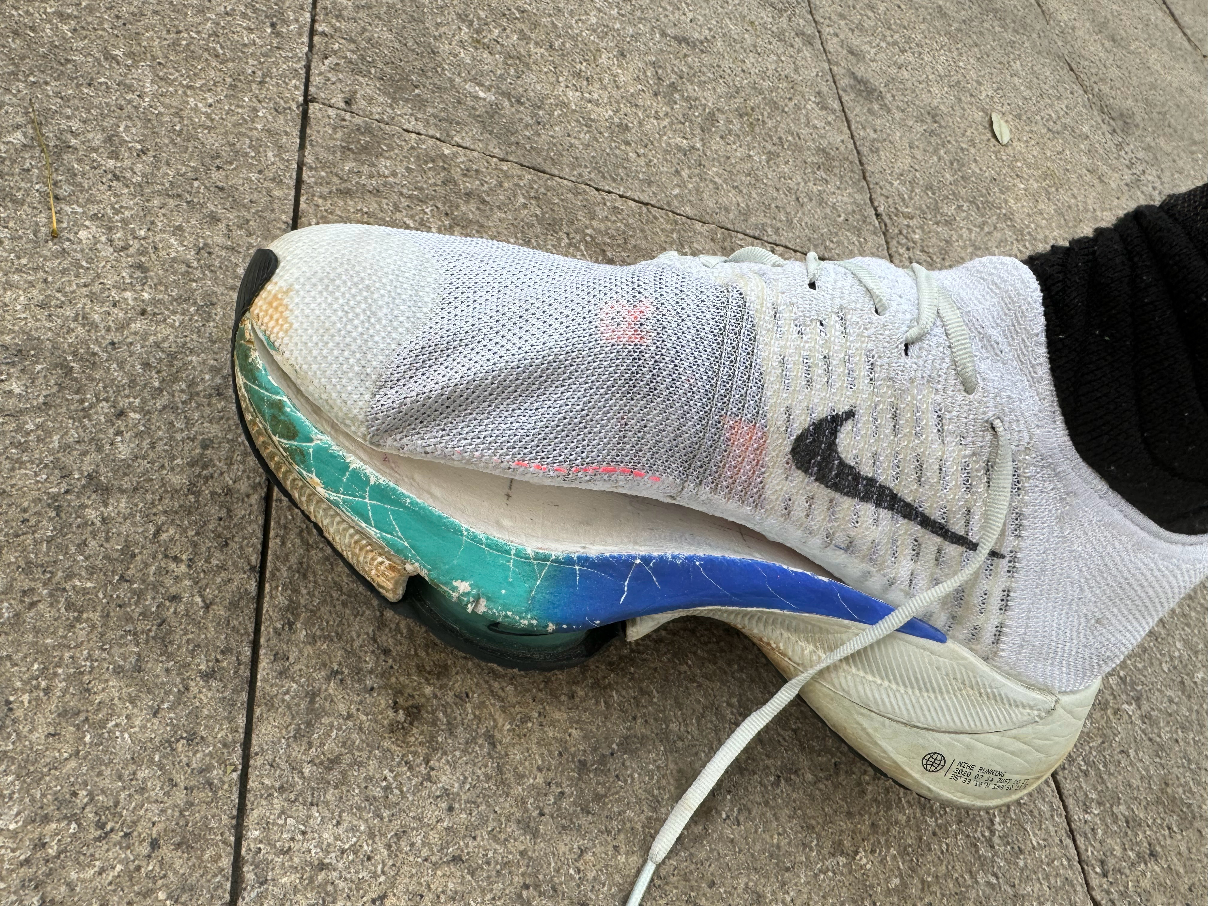 老王刚想努力..鞋罢工了