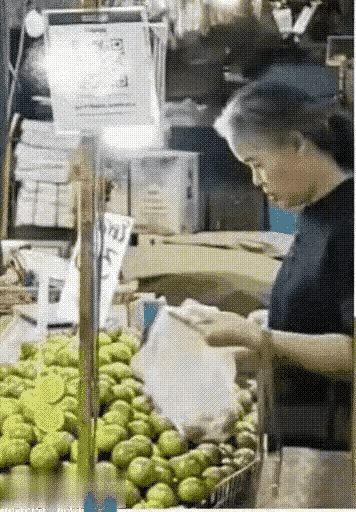 重庆街头这一幕，看着就让人心里觉得温暖。一位男子摔倒受伤坐在地上，路过的小男孩没