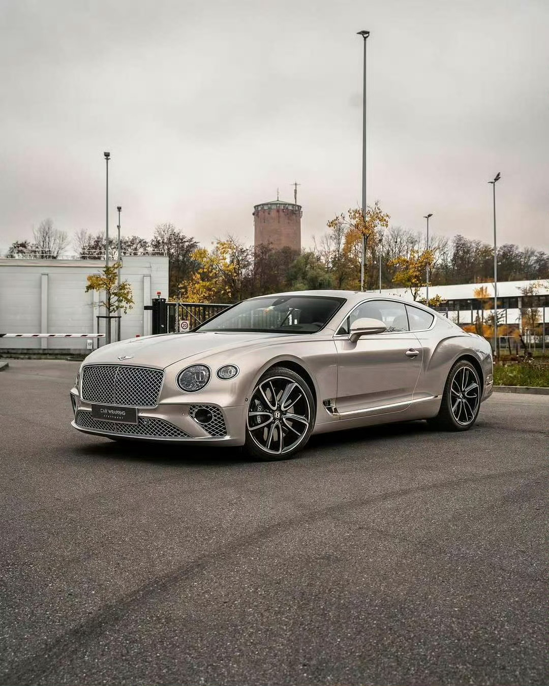 宾利 Continental GT W12 这一代的钻石切割大灯真的漂亮 