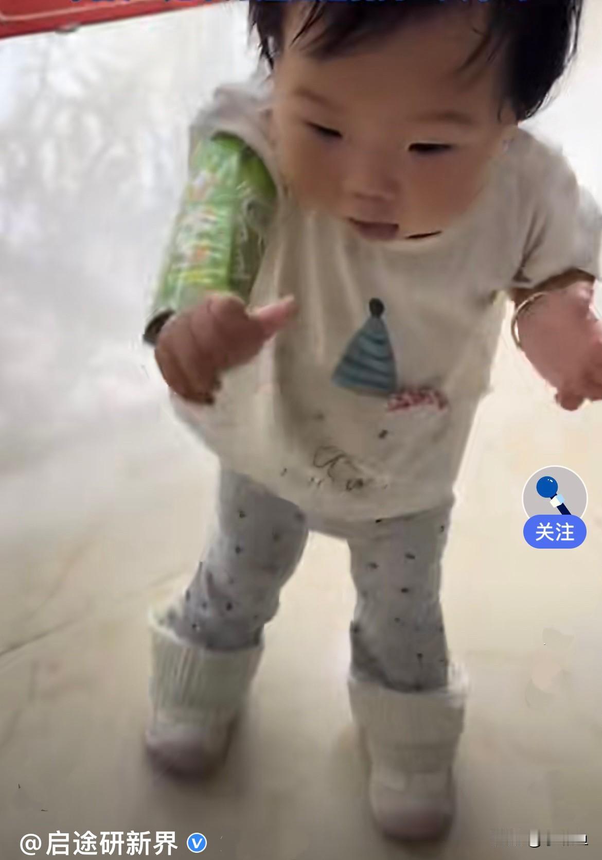 笑不活了……
四川一个还不到两岁的小宝宝，超级爱吃手，无时无刻不把小手塞嘴里，戴