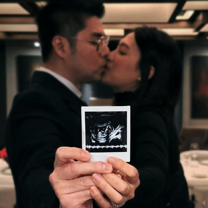 秦沛当爷爷了秦沛儿子当爸 26日，秦沛儿子姜文杰官宣当爸，照片中他与太太甜蜜接吻