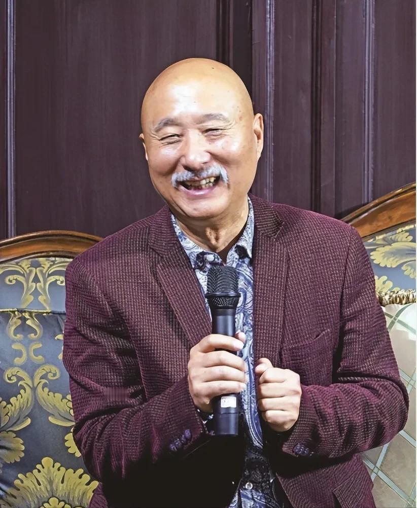 一次，刘晓庆看到陈佩斯，她笑着对身边的人说：这是我大侄子，我是她小姑，但别人根本