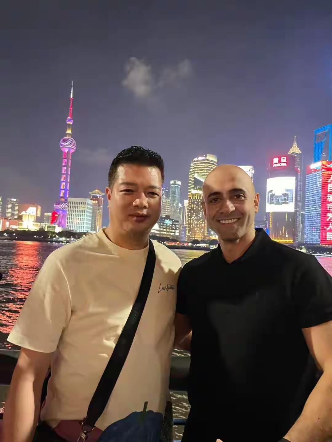 在义乌全球数贸中心，
一家门店的卷帘门紧闭。
“开业大吉”的横额贴着，
但主人已