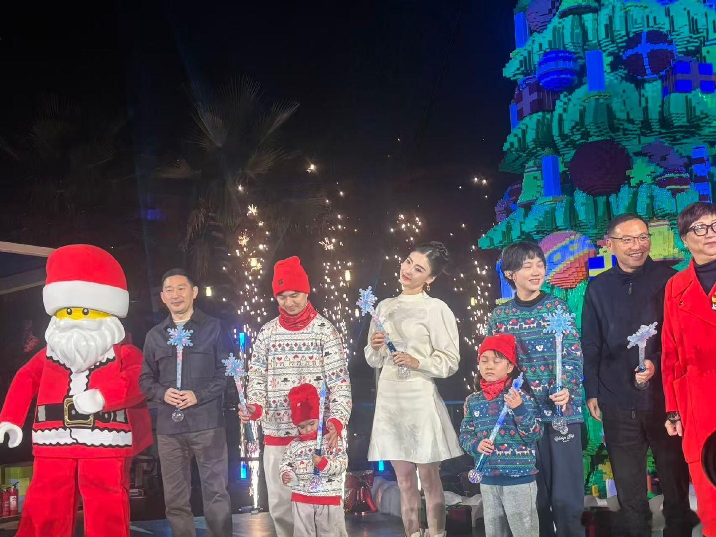 乐高+张柏芝=王炸！点亮巨型圣诞树，冬日童话氛围直接拉满～ 