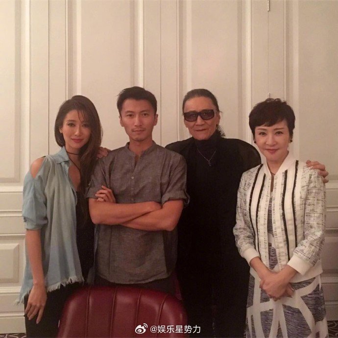 谢霆锋妹妹举办迎婴派对谢婷婷公布二胎性别 恭喜！42岁谢婷婷通过蓝色气球和标签?