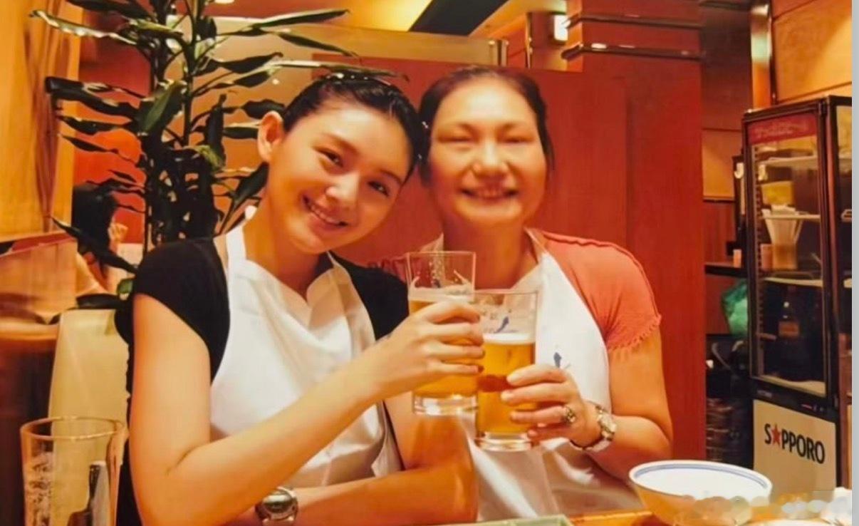 “珊，这个故事应该是你在家，我们围着餐桌，一边喝酒一边讲、一边笑” 
