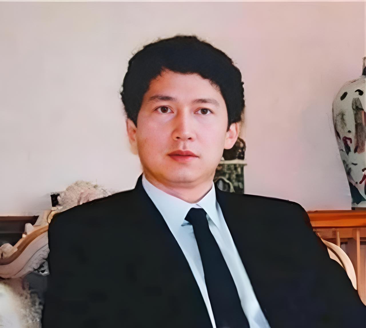 亿万富翁李春平也太不讲究了，去录制节目竟然连鞋也不穿，直接光着脚去。

我们都知