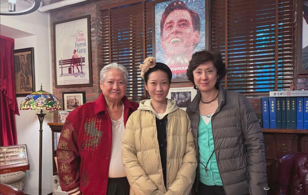 75岁洪金宝和老婆高丽虹现身西安旅游，他的头发几乎全白了，身形臃肿，外表已经是一