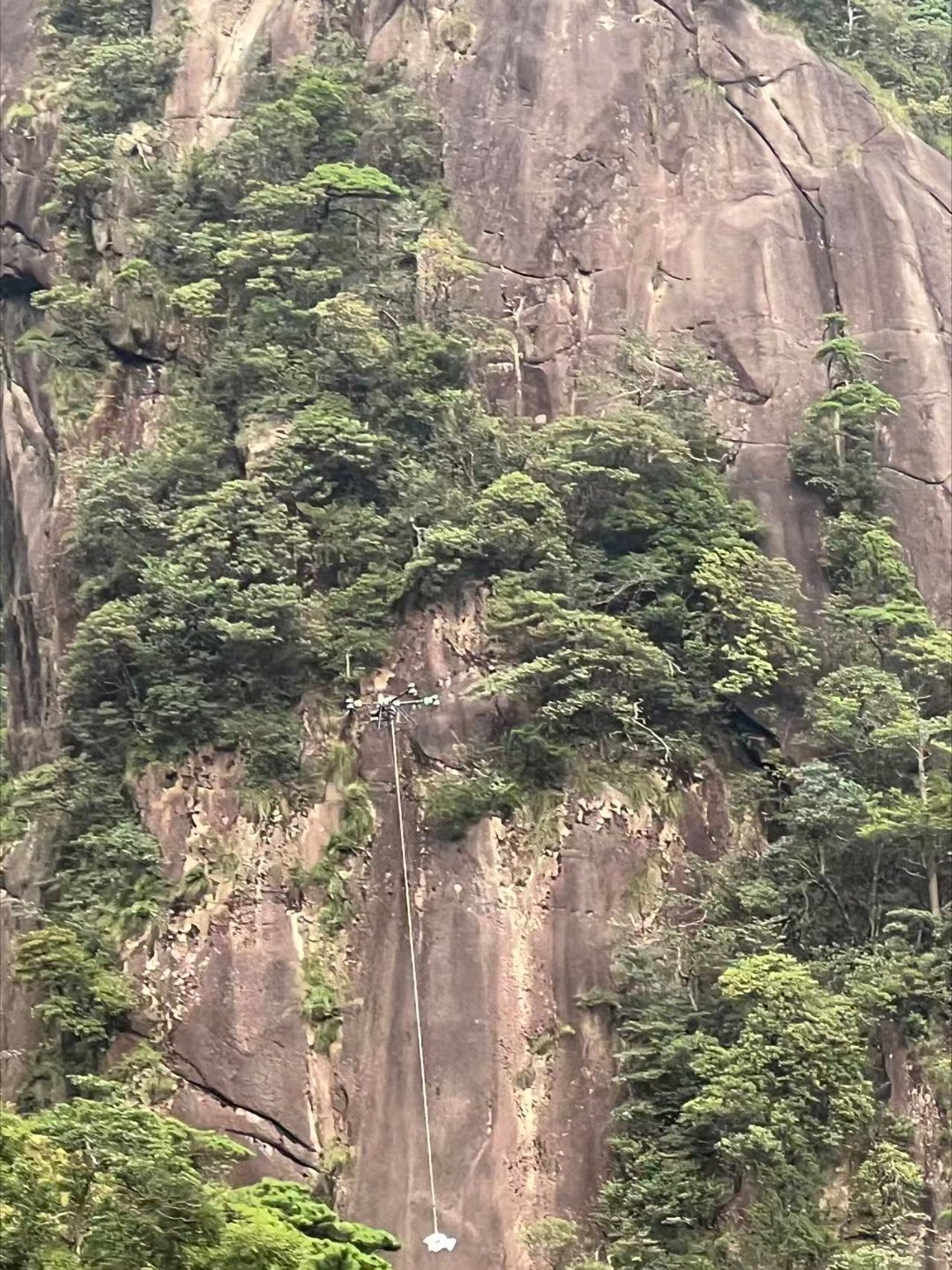 一个职业，要消失了么？挑山工，健步如飞。但没法和无人机比，费用也高。无人机单次运