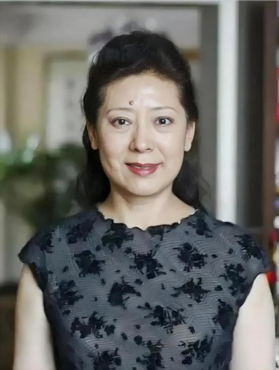 1990年，歌唱家关牧村因家暴提离婚，王星军说房子孩子选一样，关牧村的选择让他傻