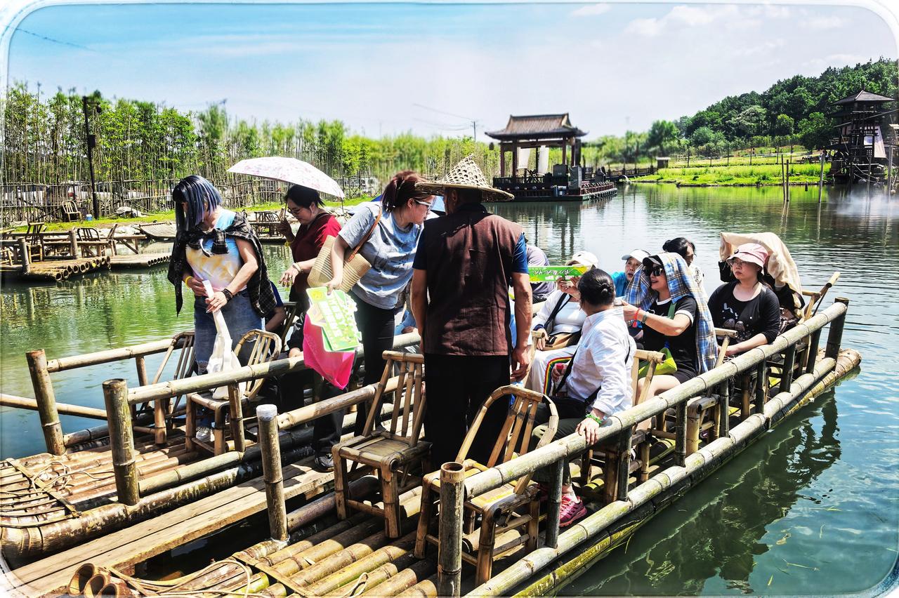 江夏里老码头景区银行活动之韵
在江夏里景区的明媚时光，银行客户活动拉开了序章。阳