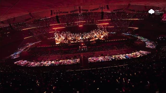 124位王者英雄亮相鸟巢 谁懂这份次元联动的震撼！124位王者英雄同框鸟巢，光影