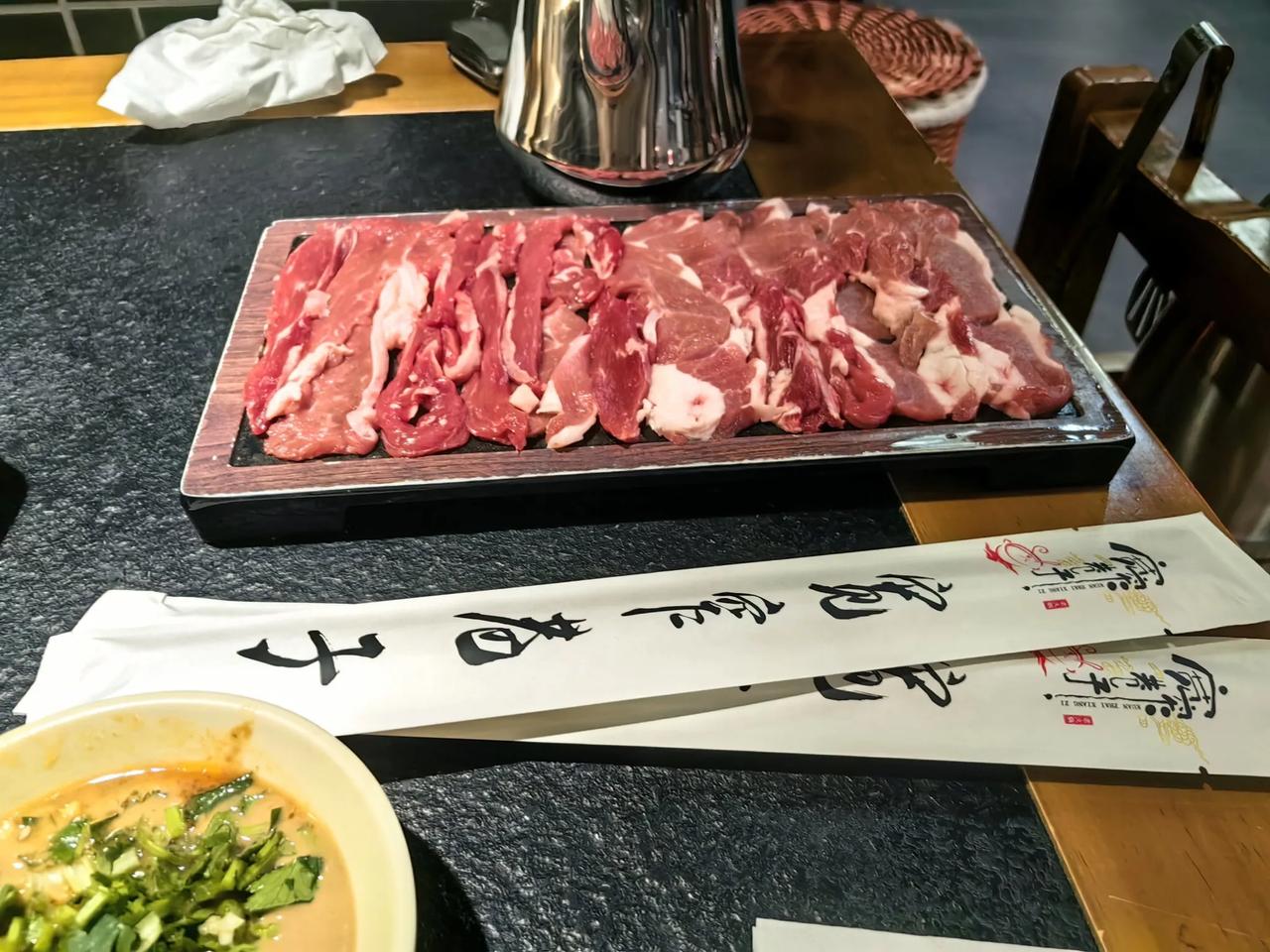 前天我不是把老公的爱车给顶了么，昨天去一个店里做无痕修复，人家技术好厉害的，把后