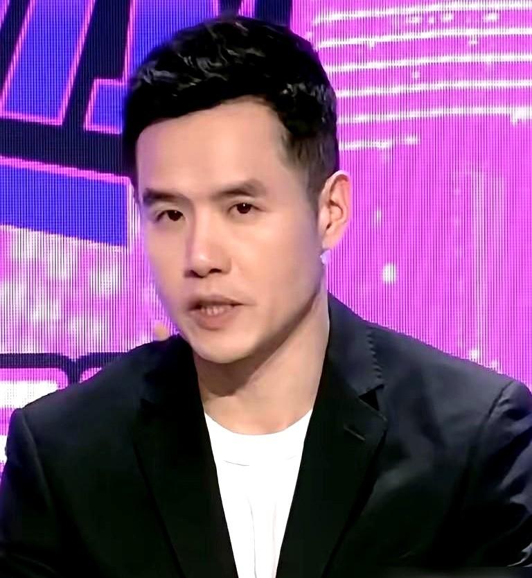 刘国正的点评，太及时了！

19岁小将温瑞博，拿外卡一路爆冷杀进重庆冠军赛决赛，