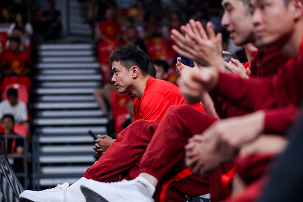 中国男篮vs塞尔维亚FMP中国男篮 赵继伟场下关注着中国男篮年轻后卫线的表现