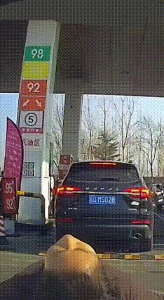 加油站硬核插队名场面
 江苏泰州一加油站，上演了场意想不到的事，男子在排队等加油