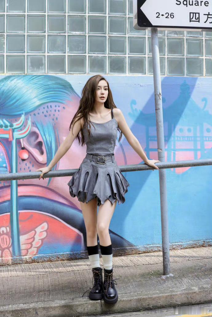 #Angelababy牛仔背心#牛仔造型直接梦回早期的Angelababy，这大