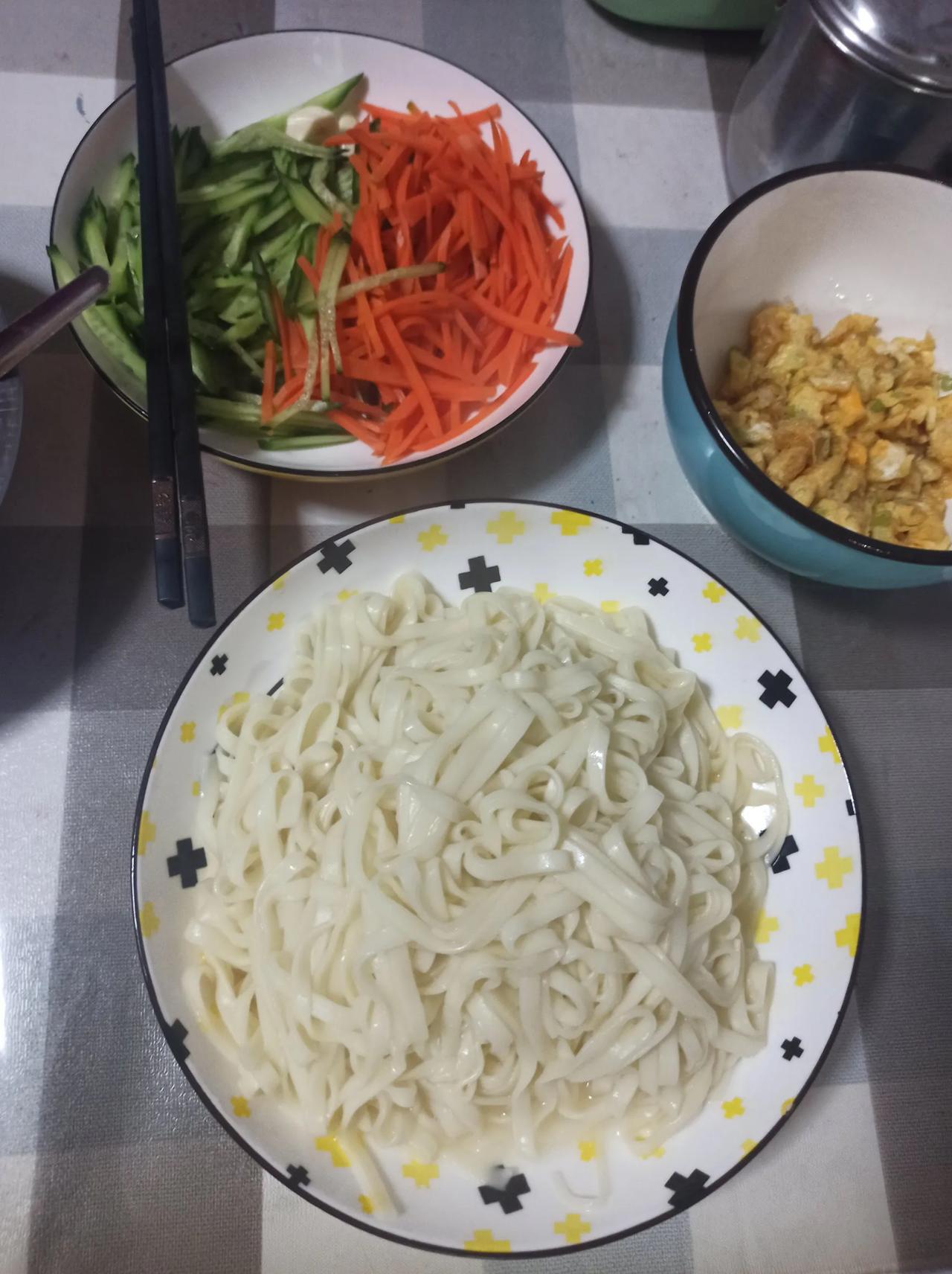 晚饭吃炸酱面。

今日晚饭：炸酱面。天天吃米饭菜，馒头菜。今天吃炸酱面。吃炸酱面