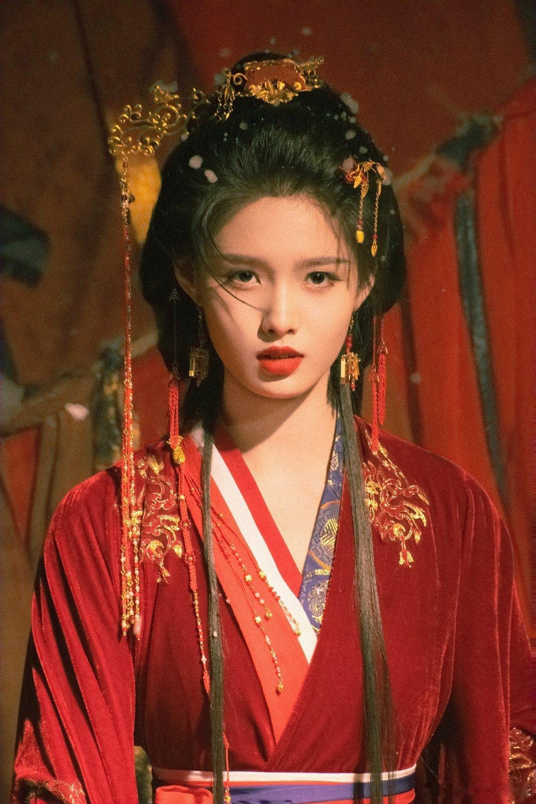 同为05花，又有热播剧《花开锦绣》和《雀骨》，邓恩熙和艾米谁更吸粉？ 