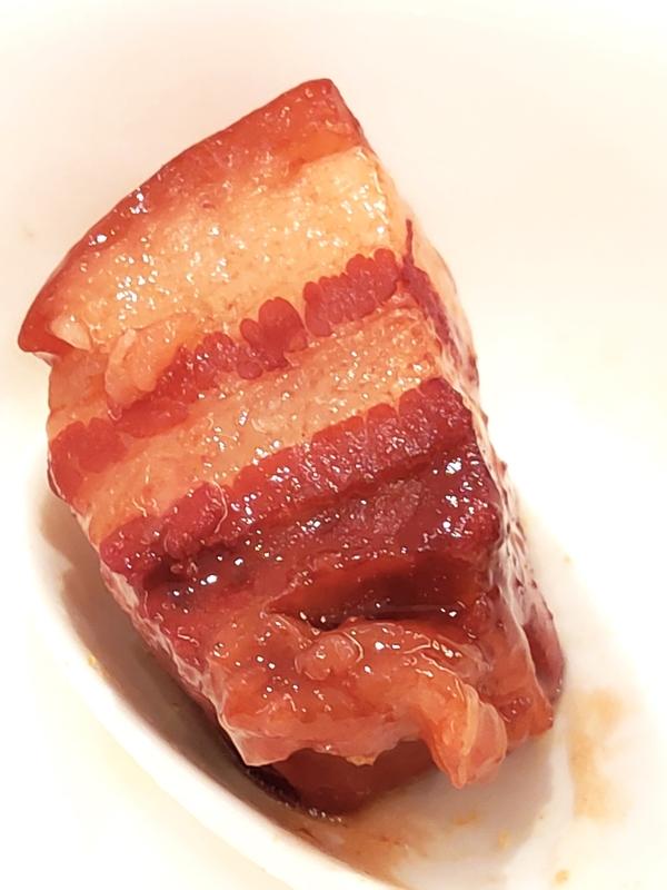 看到“一碗东坡肉”这个上联，我脑袋里立马开始琢磨下联。上联提到了美食“东坡肉”，