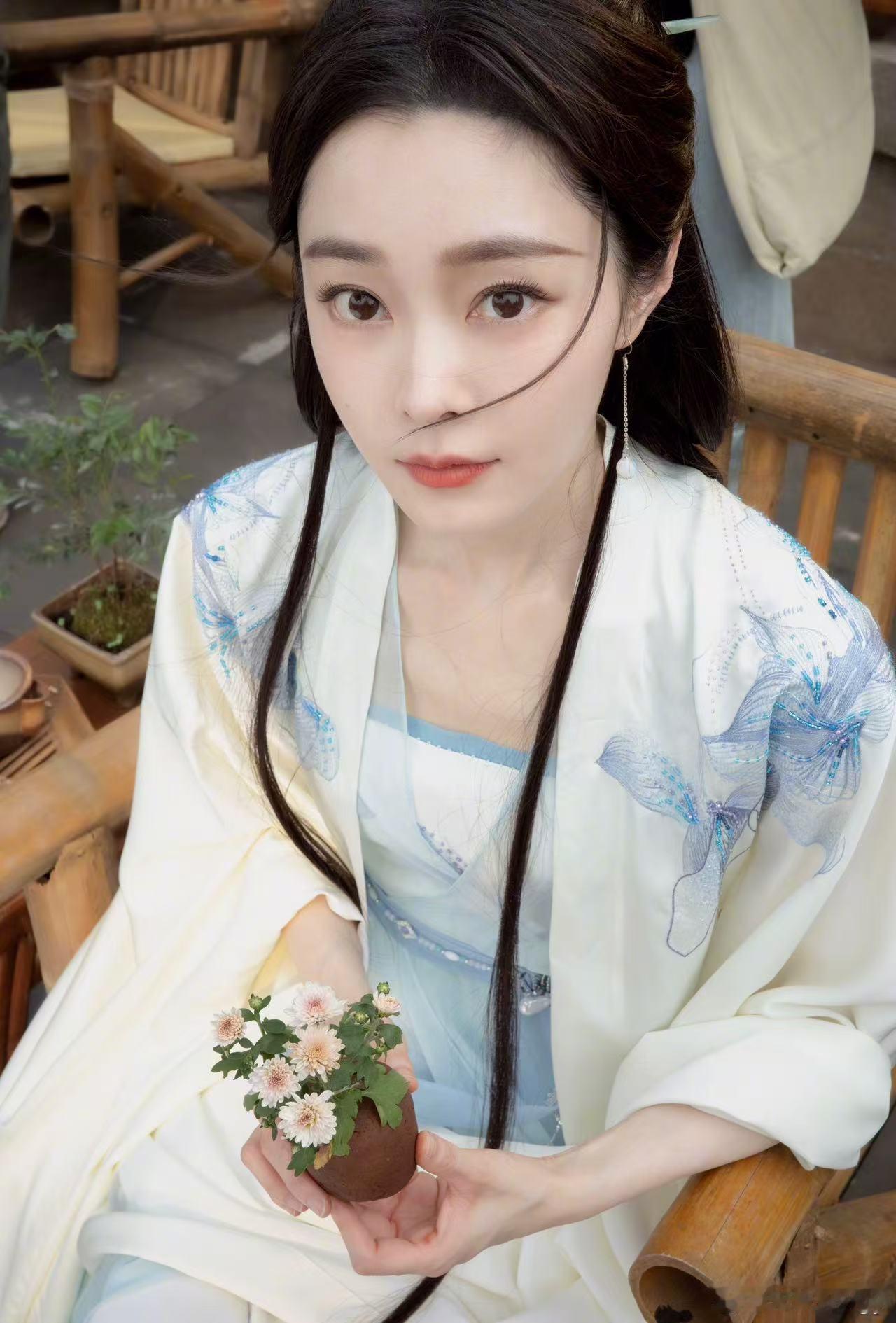 宋轶霜儿的分享 宋轶《与晋长安》黎霜片场随拍，风格无缝切换反差感拉满了，美得好轻