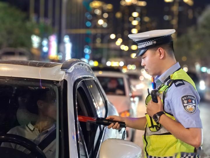 男子喝20支藿香正气水后开车被判刑 因每次喝完藿香正气水后感觉神清气爽，浙江男子