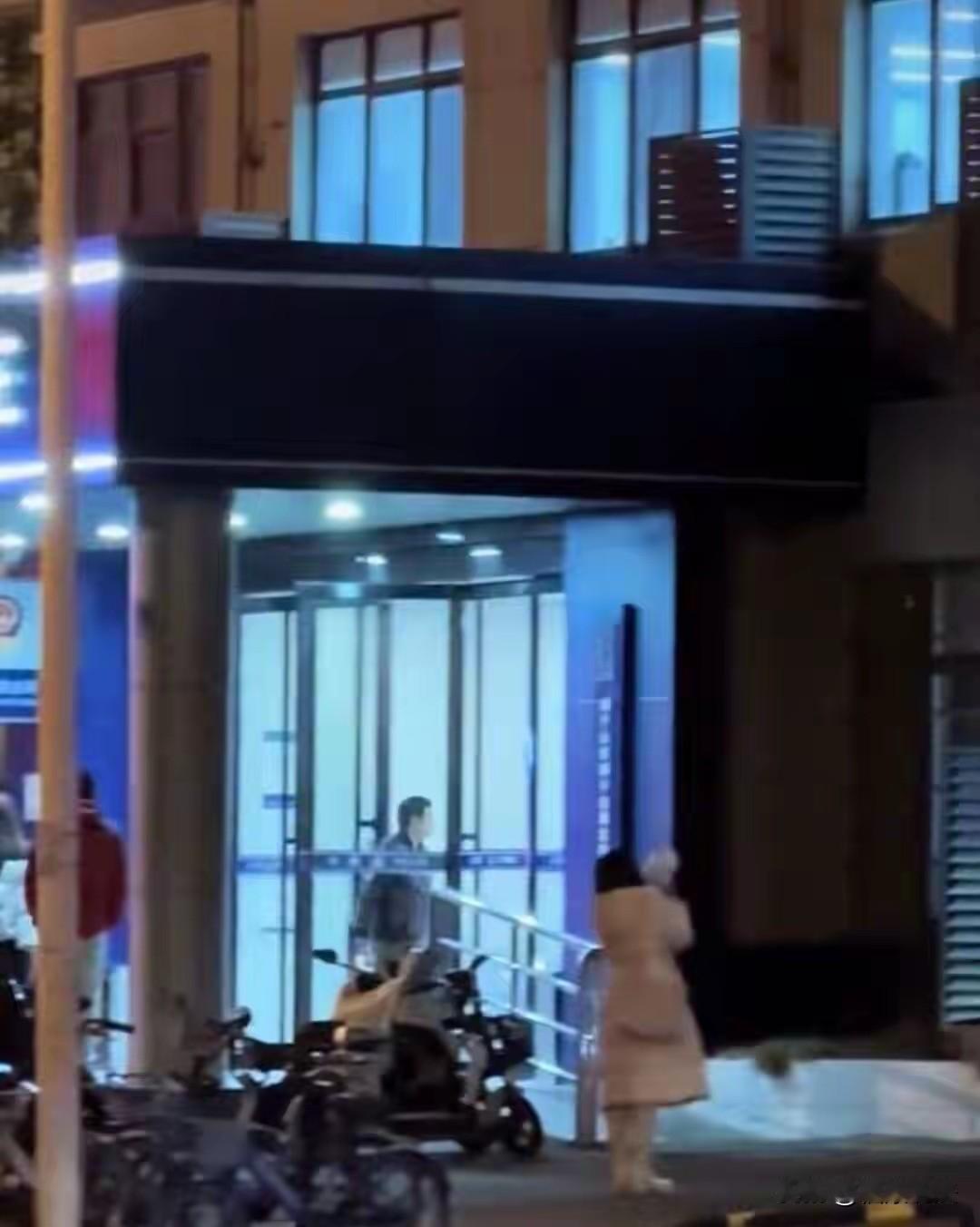 “为爱痴狂？”武汉，女子大晚上拿个喇叭，冲派出所大喊：谁谁谁，我一定能成为你的贤