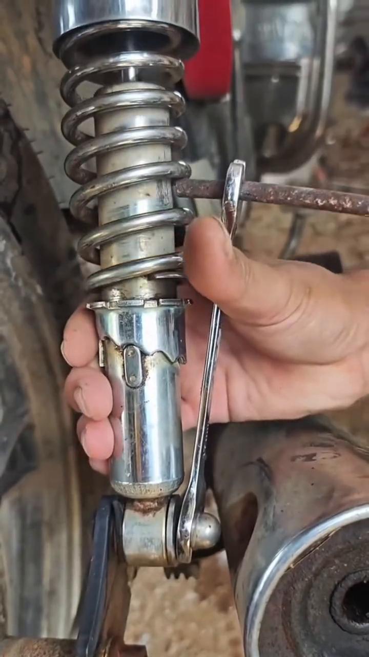 修车妙招：巧用工具很关键。
电摩视界。
记得点赞关注哦！收藏-分享-转发。