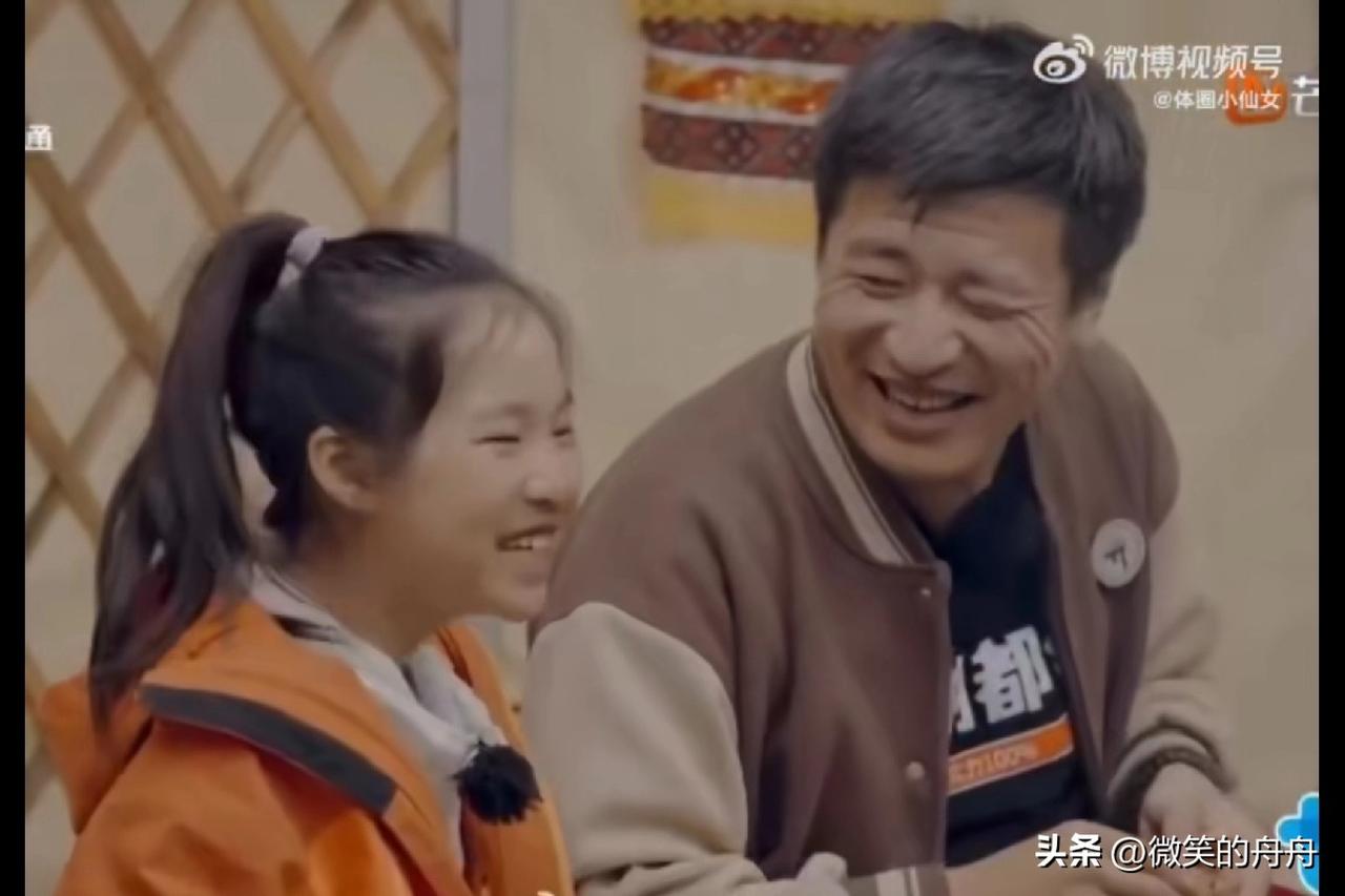 爸爸仅仅是迟到了你就哭成这样，当你知道从此以后爸爸再也不会来了，你该伤心难过成什