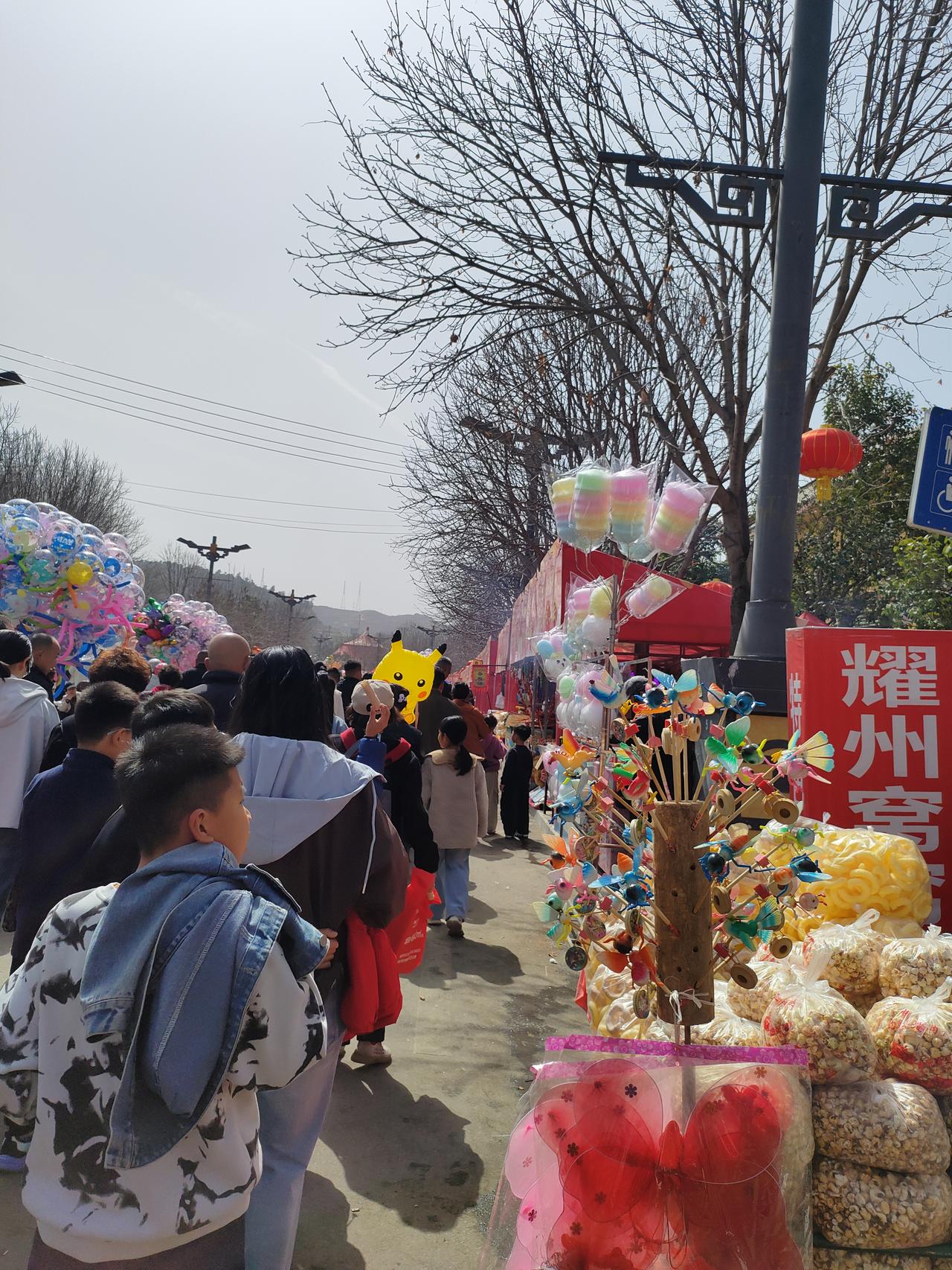 晒图笔记大赛春日暖阳里的集市，藏着最热闹的人间烟火。风车转着童年的欢喜，棉花糖甜