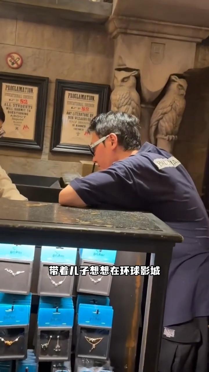 冯绍峰带儿子游玩环球影城冯绍峰儿子长这么大了 想想长这么大了 