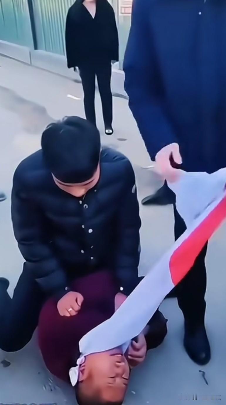 男子街头公然展示旧日本军国旗帜引众怒 民众当场制止并报警
 
近日街头发生一起引