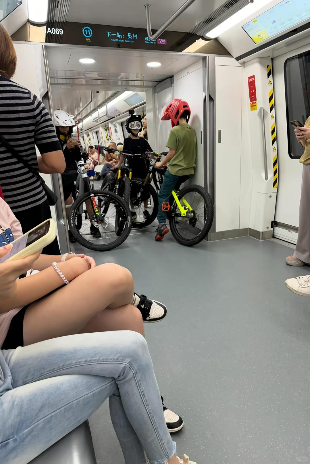 广州地铁是可以带自行车进去了吗？

近日，有广州街坊在广州地铁11号线的车厢看到