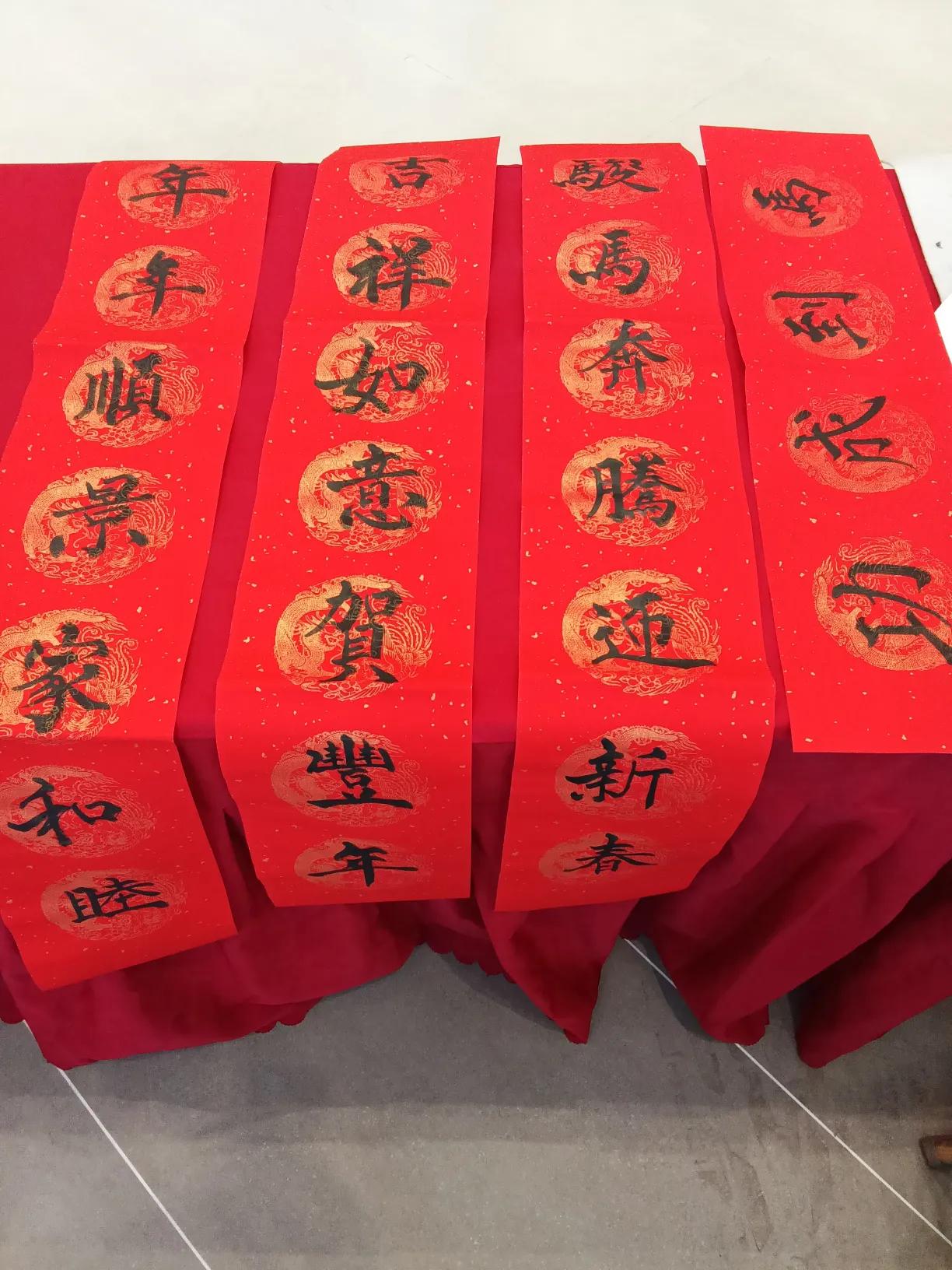 以后春节对联一定要手写，不能买印刷体，不然中国书法断档了，我写的不好但每年都给大