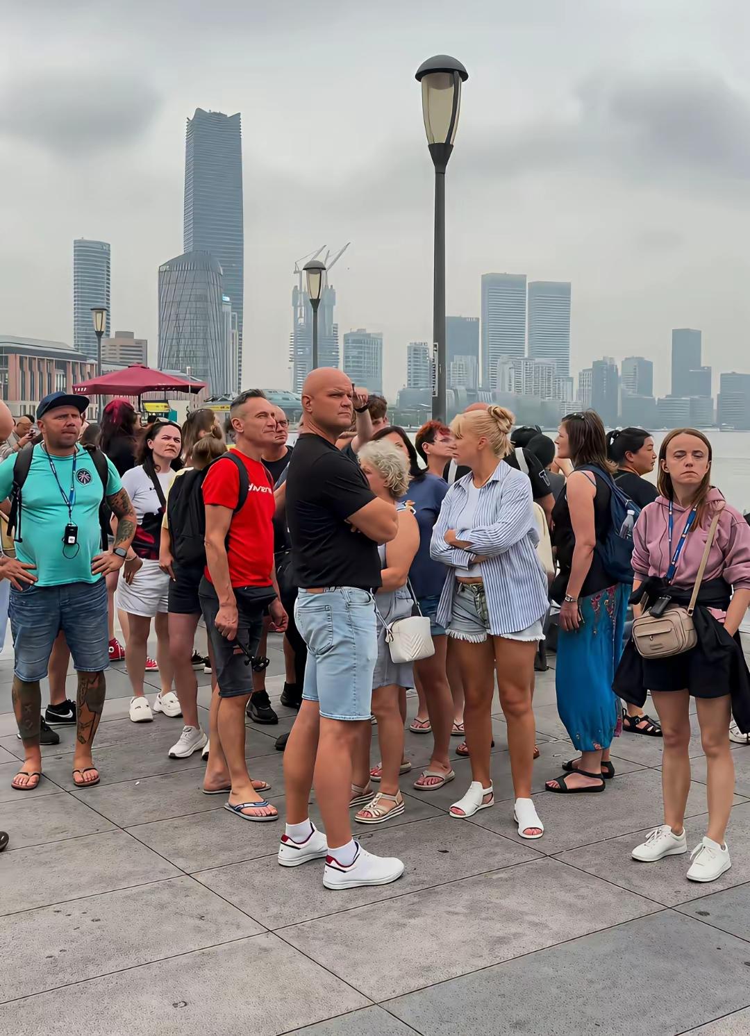 从这些老外的表情，可以看出他们的内心是五味杂陈的。他们站在上海外滩，看着一座座高