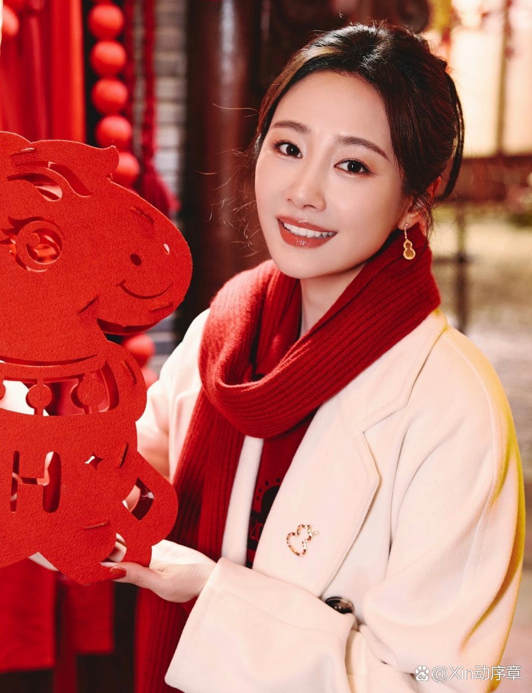 李纯两年没戏拍坐法院哭李纯早年签8年经纪约，被雪藏两年没戏拍，解约时反被起诉，在