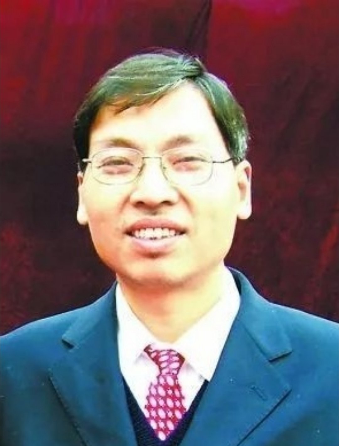 这位老师的英雄事迹值得被看见，他的名字值得被我们记住。谭千秋老师，汶川地震中，谭