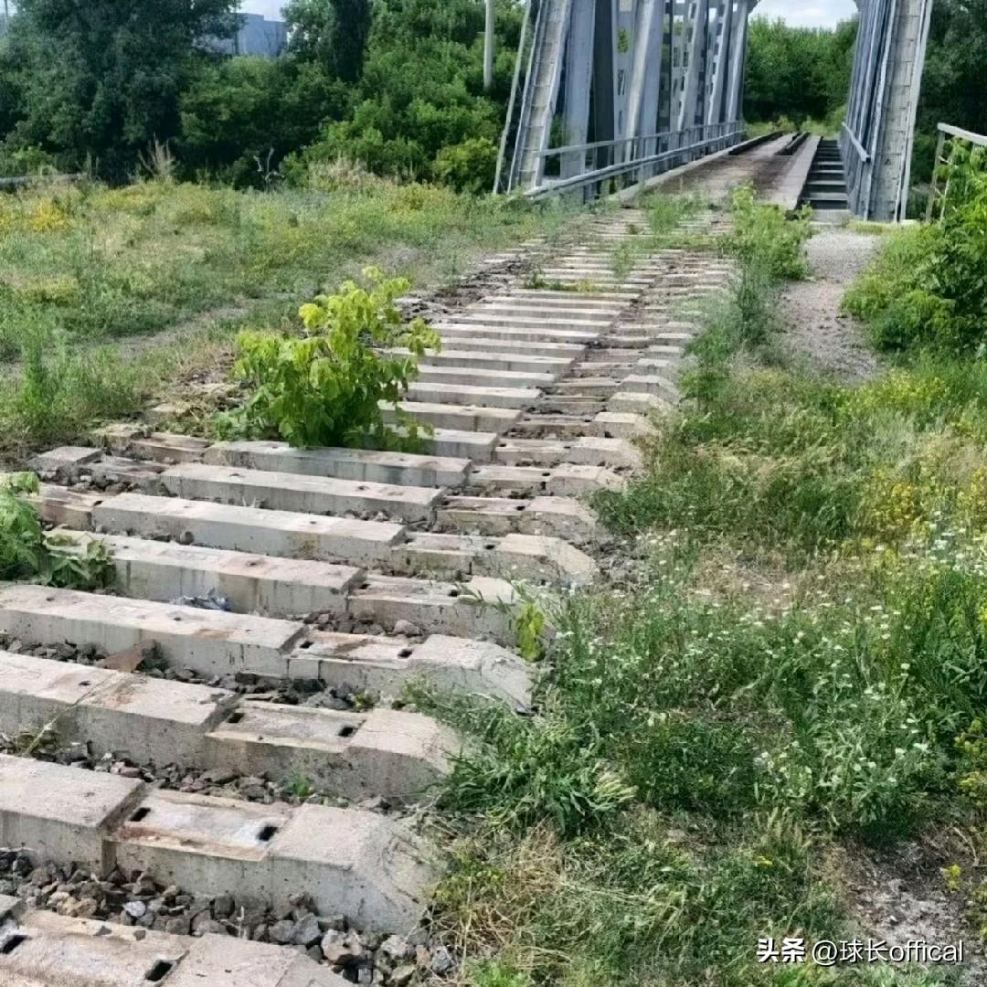 在斯洛维扬斯克和克拉马托尔斯克，铁路轨道已经开始被拆除，因为所有剩余的重要设备正