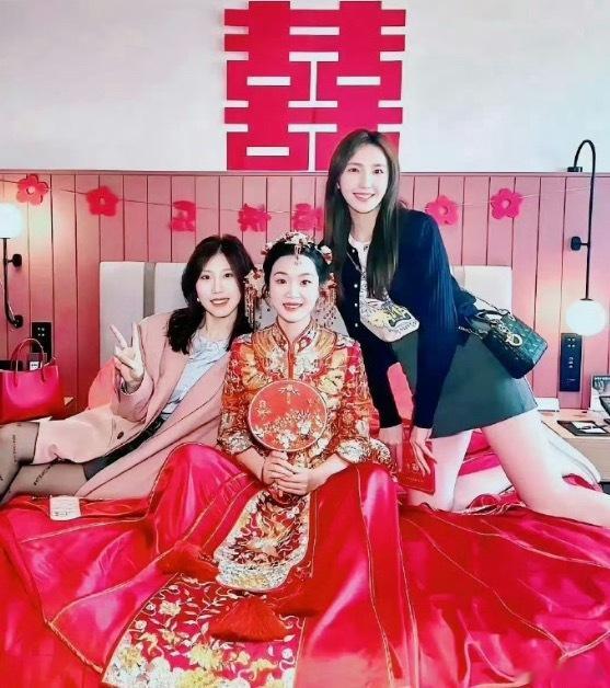 黑衣服伴娘，有点喧宾夺主吧？ 