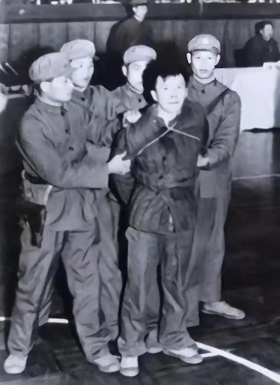 1979年，杭州万人公审现场，被4名法警摁住的壮汉，竟然是当年让杭州女性人人自危