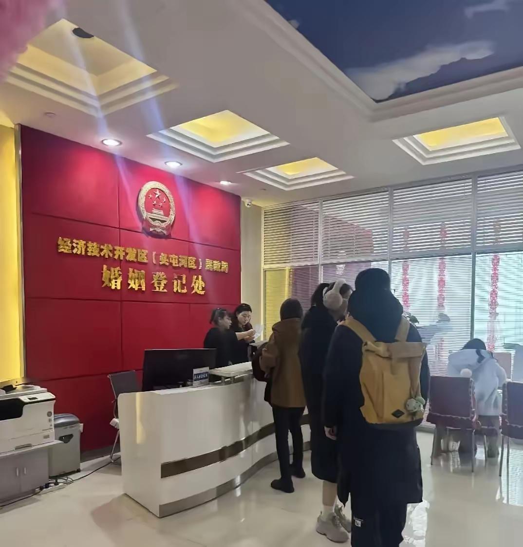见过民政局那种40+女性来办离婚的平静吗？
工作人员根本不问原因，
因为答案永远