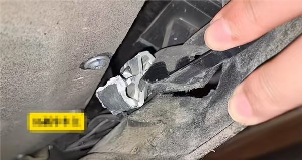 换电池小卡扣要13万新能源车主崩溃 确实让人崩溃，这就是一体化成型的弊端了吧？前