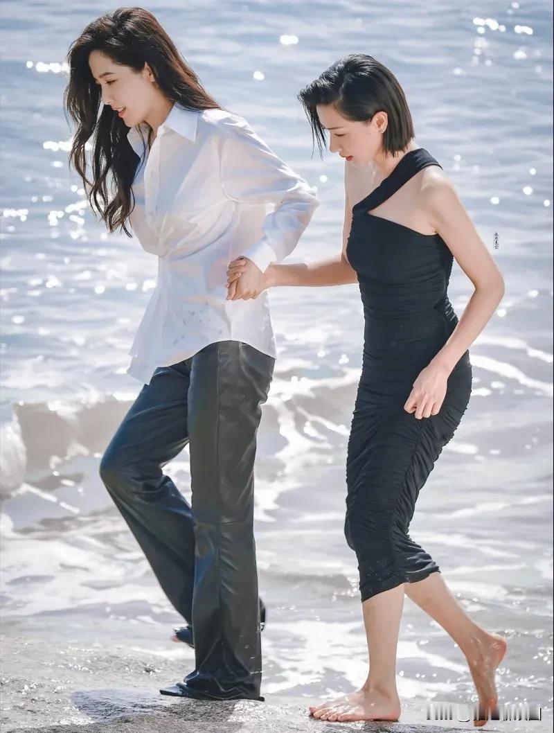 万茜与曾黎两女神同框，曾黎的大骨架简洁穿搭 衬衫好适配啊！万茜黑色单肩带贴身连衣