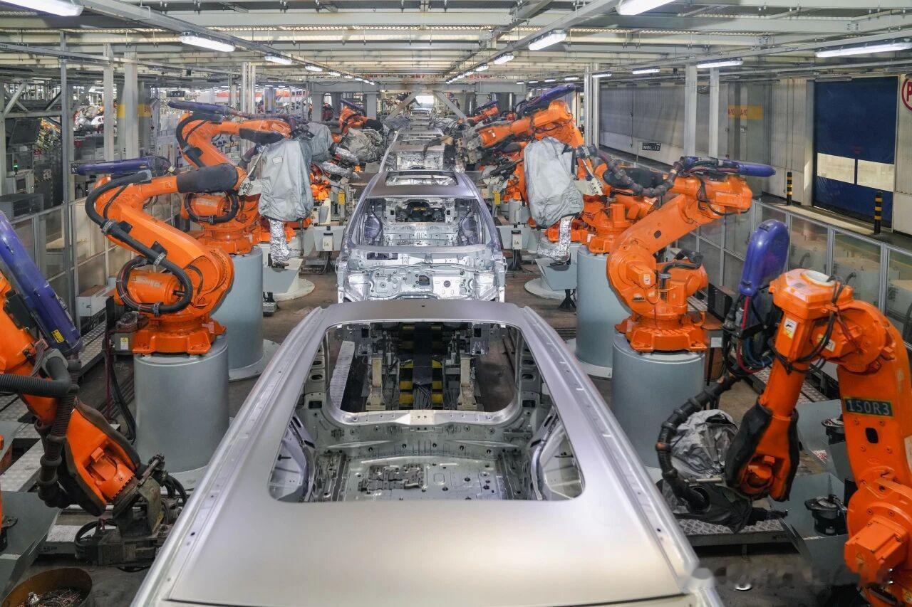 这一大群欧洲人，来河北保定竟然不是为了吃驴肉火烧。

原来他们是来体验长城汽车了