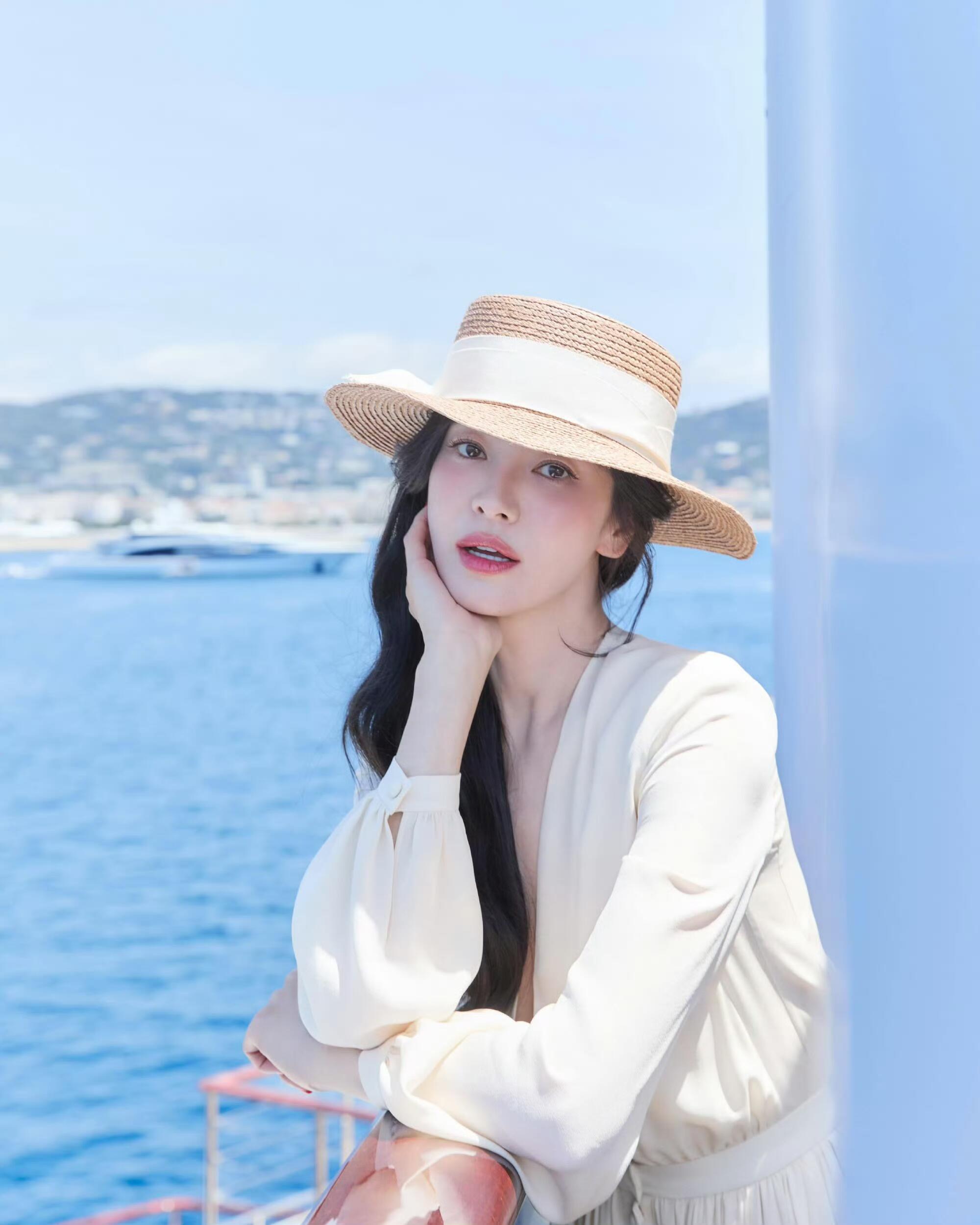 媒体热衷于用“少女感”来给44岁女性的身体打分，把薄背、锁骨、蚂蚁腰打包成一种“