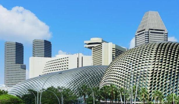 仅仅5年时间，香港就被新加坡远远甩开。2019年的时候，香港GDP3660亿美元