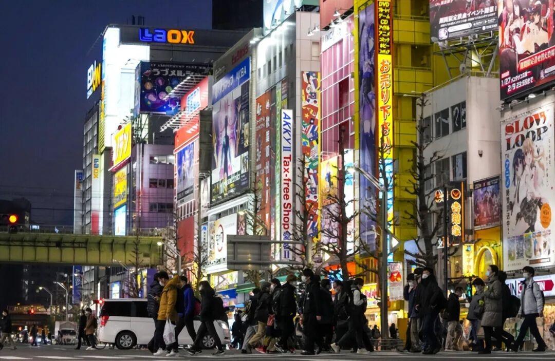 按照日本公布的数据，今年五月，日本的服务业收支从顺差变成了逆差，这在日本的经济记