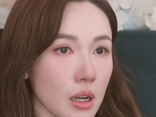 跟朋友聊演技名场面，李施嬅演出新闻女王2第一场高光 首推这段！张家妍强撑完成直播