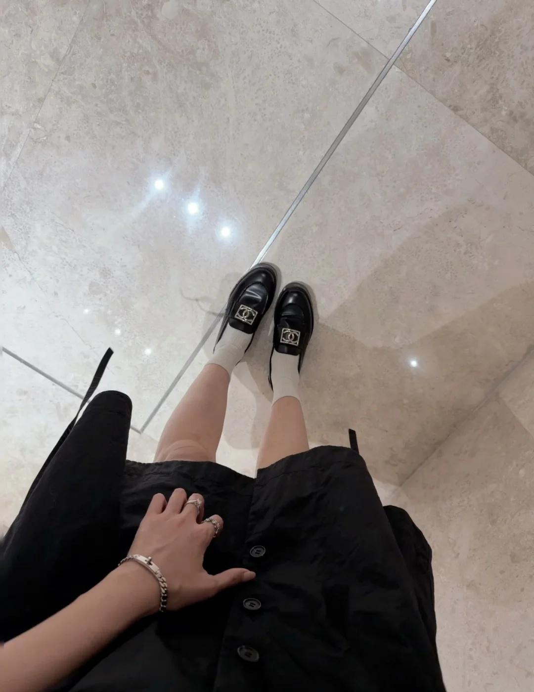 上班穿什么💼
久违的通勤穿搭回归
熟悉我的朋友们都知道
我有多爱乐福鞋
时隔n